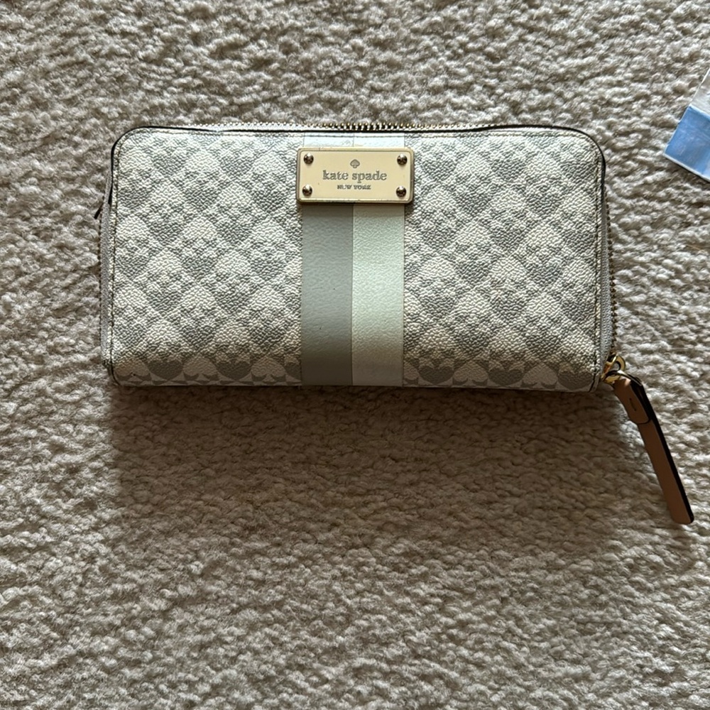 Kate Spade wallet -excellent condition